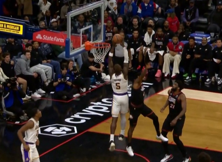 摧枯拉朽！东契奇抛传输送炮弹 艾顿起飞力压乔治双手暴扣