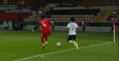 必发官方网站-官方：越南U23伤退中卫右膝前十字韧带撕裂，回国后接受手术