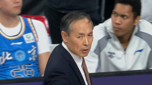 必发体育-太硬了！让了5个人依旧赢了球，难怪人家喊出夺冠，强人独砍23分