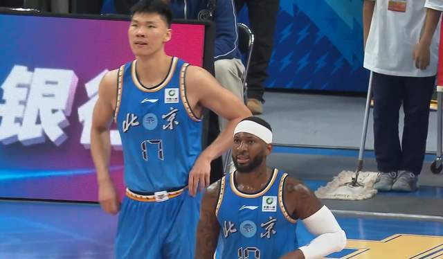 必发体育-太硬了！让了5个人依旧赢了球，难怪人家喊出夺冠，强人独砍23分